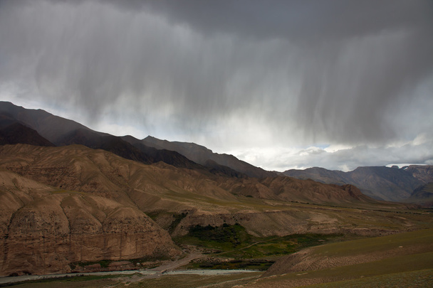 Onweerswolk en regenwolken over de bergen, Tien-Shan, - Foto, afbeelding