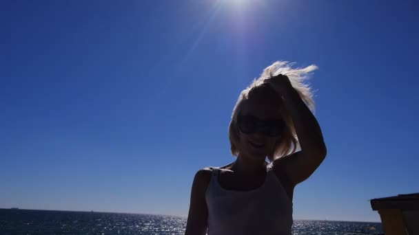 Дівчина посміхається і насолоджується миттю на заході сонця над морем, де літають птахи
 - Кадри, відео