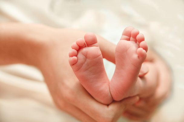 Το μικρό χαριτωμένο σόλες από νεογέννητο Feets βρίσκονται στα χέρια του πατέρα. - Φωτογραφία, εικόνα