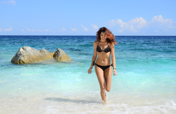 Kobieta z idealne ciało slim działa na morzu - Zdjęcie, obraz