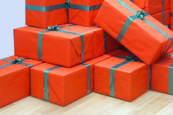 Большая куча красных подарков
 - Фото, изображение