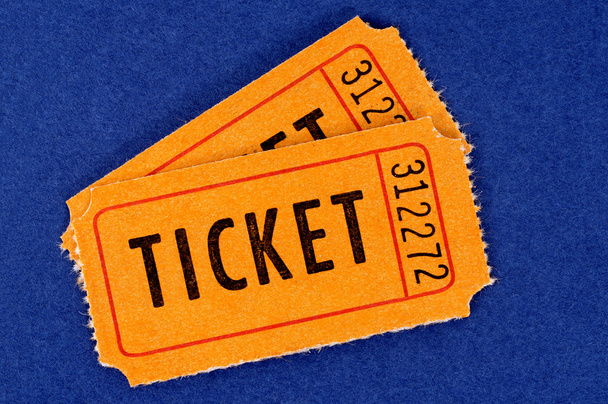 Два оранжевых билета на голубом фоне
. - Фото, изображение
