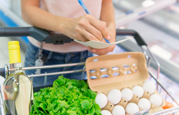  ženy kontrola její seznam potravin v supermarketu  - Fotografie, Obrázek