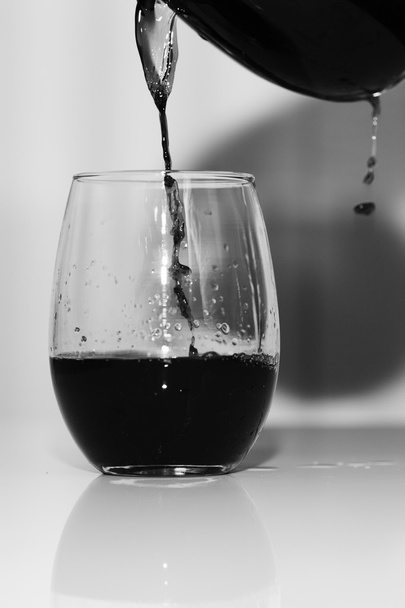 Červené víno se nalévá do sklenice.  - Fotografie, Obrázek