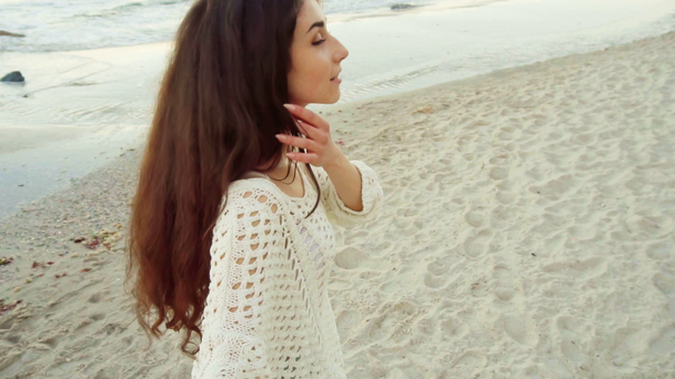 Vrouw trekt haar vriendje, wandelen in de buurt van de zee, slow-motion - Video