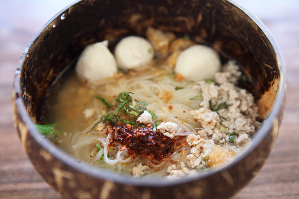 Comida tailandesa Tom yum macarrão em estilo tailandês
 - Foto, Imagem