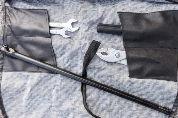 Tasche mit Werkzeug zur allgemeinen Befestigung aufklappen  - Foto, Bild