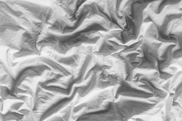 Beyaz pamuklu battaniye siyah ve beyaz ses tonuyla buruşuk - Fotoğraf, Görsel