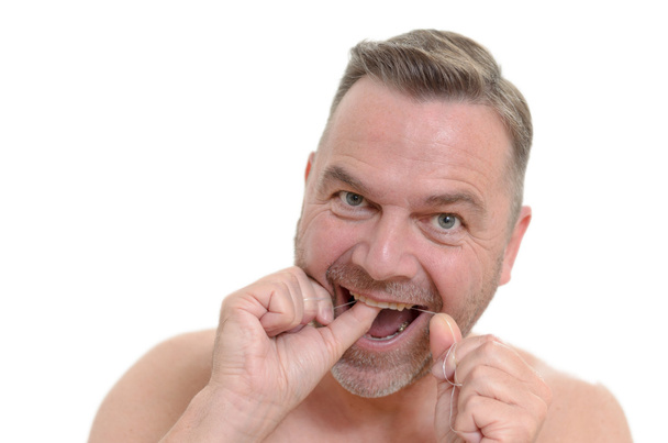 Ο άνθρωπος οδοντικό νήμα τα δόντια με οδοντικό νήμα - Φωτογραφία, εικόνα
