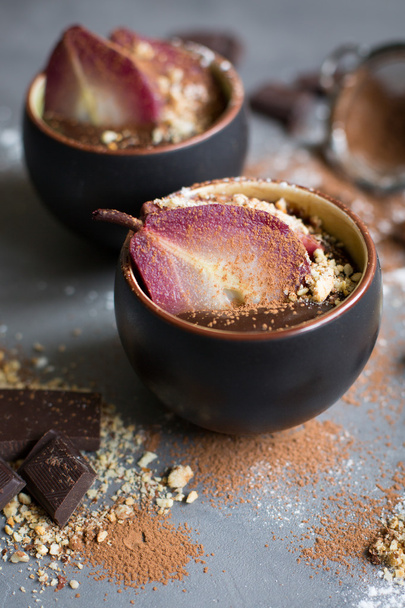 Pittige peer in glühwein met chocolademousse  - Foto, afbeelding