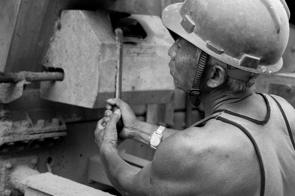 pracowity robotnik na budowie - Zdjęcie, obraz