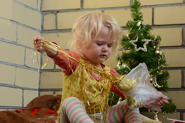 Kid poblíž malé vánoční stromeček - Fotografie, Obrázek