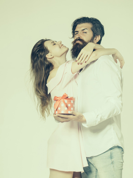 young happy couple with box - Zdjęcie, obraz