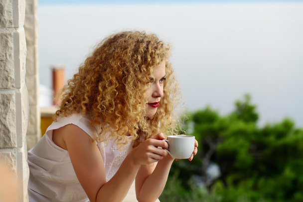pretty woman with coffee cup - Foto, afbeelding