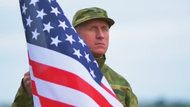 Πρόσωπο του αμερικανού στρατιώτη ενάντια σημαία. 4k 3840 x 2160 - Πλάνα, βίντεο