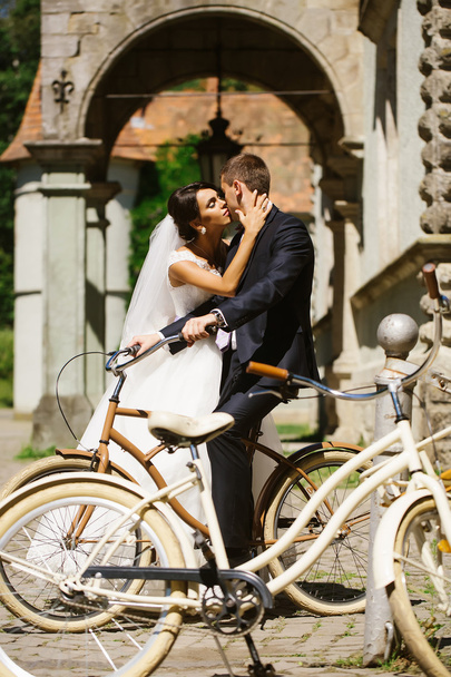 Bride kisses groom on bicycle - Foto, immagini