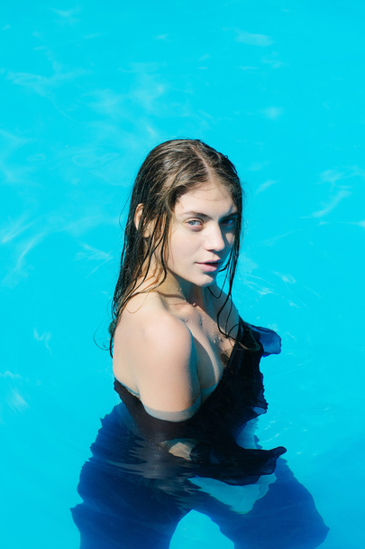 sexy woman in swimming pool - Zdjęcie, obraz