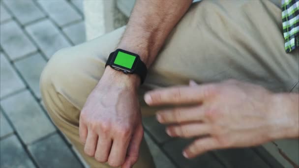 Man handen gebaren een moderne slimme horloge met een groen scherm chroma key inhoud - Video