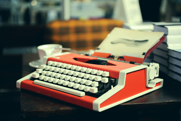 Rote Schreibmaschine auf Holztisch - Foto, Bild