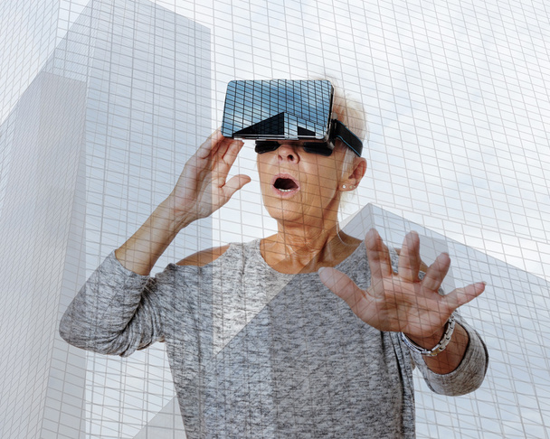 mujer mayor con VR auriculares de realidad virtual está aturdido
 - Foto, imagen