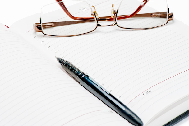 Tagebuch, Stift und Brille geöffnet - Foto, Bild