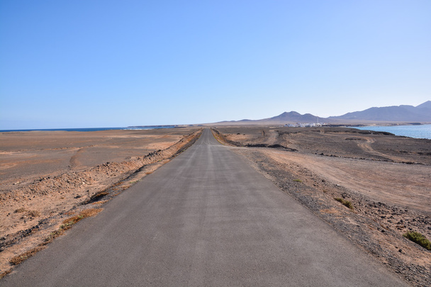 田舎の砂漠の未舗装道路の写真 - 写真・画像