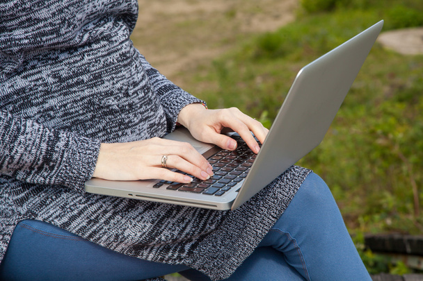 Kobieta korzystająca z laptopa - Zdjęcie, obraz