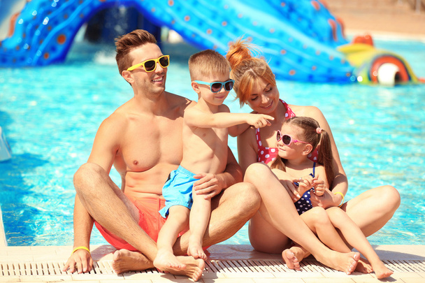 Family at swimming pool - Foto, afbeelding