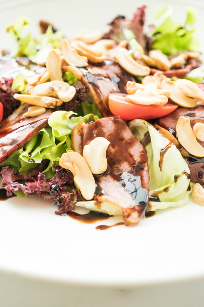 Salade van gerookte eend - Foto, afbeelding