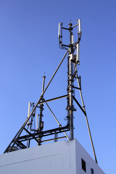 Sitio celular 4G, torre de radio de telecomunicaciones o estación base de teléfono móvil
 - Foto, Imagen