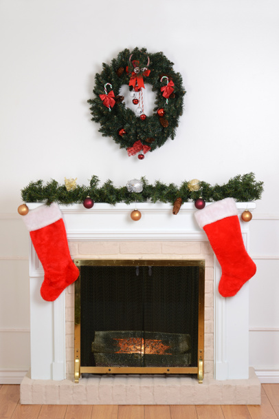lareira de Natal com meias de Santa
 - Foto, Imagem