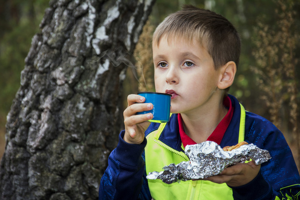 Chłopiec w jesień w lesie, pić herbatę z filiżanki Steam - Zdjęcie, obraz