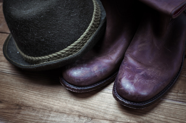 American West rodeo vaquero sucio y usado botas marrones y sombrero
 - Foto, Imagen