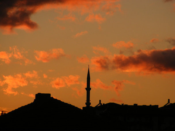 La llamada vespertina a la oración se lee en minaretes
 - Foto, Imagen