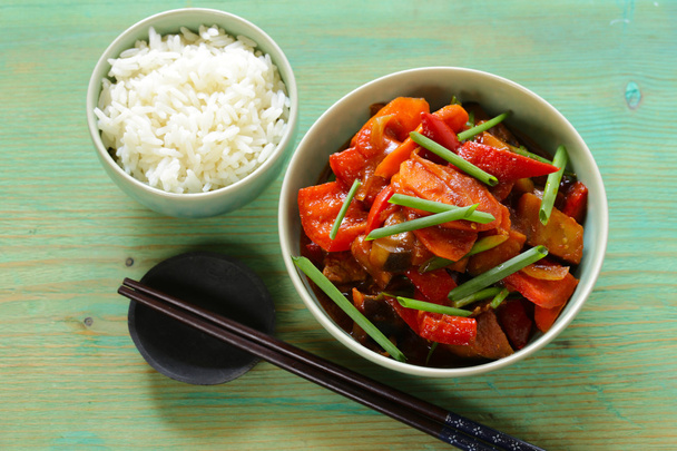 Традиционные азиатские блюда - жареные овощи и рис
 - Фото, изображение