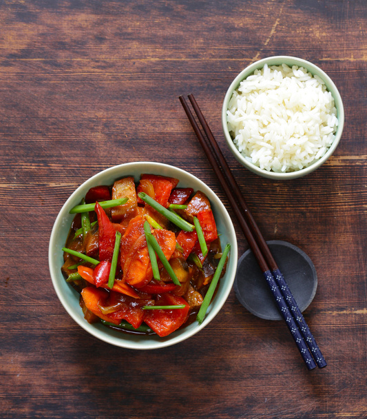 伝統的なアジア料理 - 野菜炒めとライス - 写真・画像