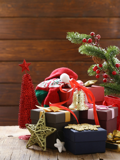 Vánoční dárky a ozdoby na dřevěné pozadí, slavnostní zátiší - Fotografie, Obrázek