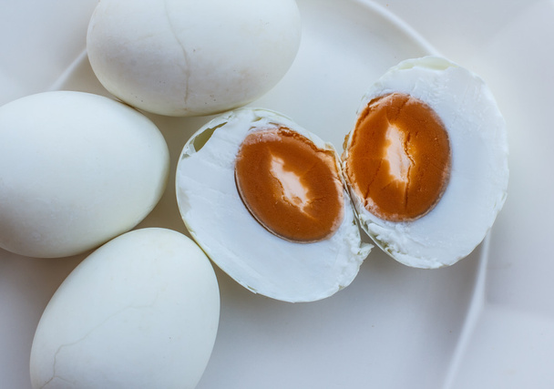 Huevo de pato salado
  - Foto, Imagen