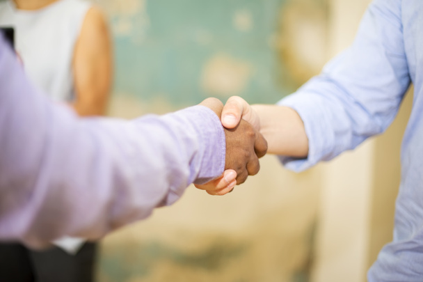 Бизнесмены пожимают друг другу руки
 - Фото, изображение