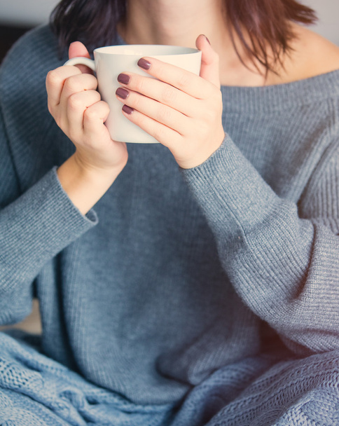 mulher com de café ou chá em casa
  - Foto, Imagem