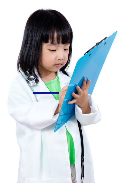 Asian Chinese Little Doctor Writting On Clip Board - Foto, afbeelding