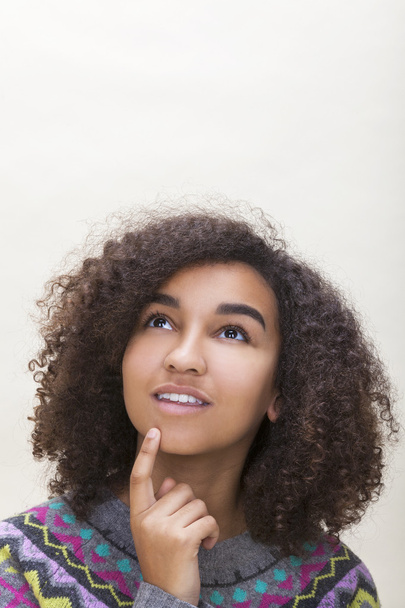 gemischte Rasse afrikanisch-amerikanische Mädchen Teenager denken - Foto, Bild