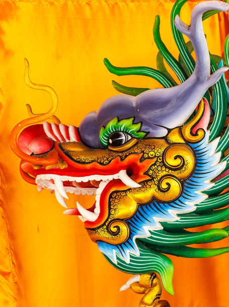 Скульптура головы дракона на стене храма в Таиланде
  - Фото, изображение
