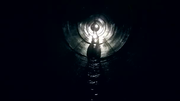 Coppia di uomini alla ricerca di un punto di controllo competizione orienteering in tunnel buio
. - Filmati, video