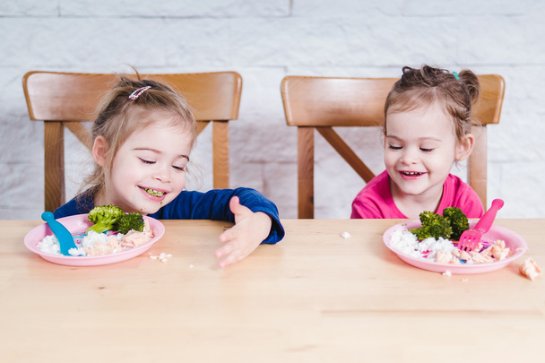 niñas juegan con su comida
 - Foto, imagen