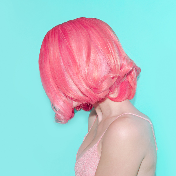 Finom rózsaszín haja színe. Érzéki hölgy portréja divat - Fotó, kép