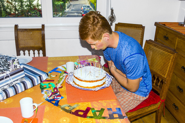 chłopiec dmuchanie na jego urodziny świeczki na torcie - Zdjęcie, obraz