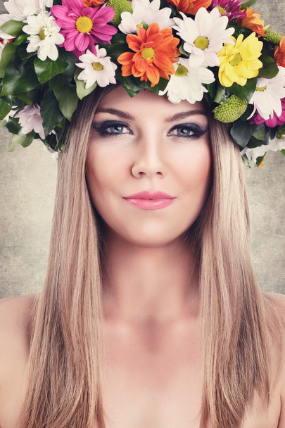 Portrait of woman with flower wreath - Foto, afbeelding