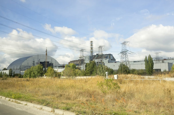 El antiguo y nuevo refugio del reactor en la central nuclear de Chernobyl
 - Foto, Imagen