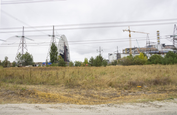 Schronienie starego i nowego reaktora w elektrowni jądrowej w Czarnobylu - Zdjęcie, obraz